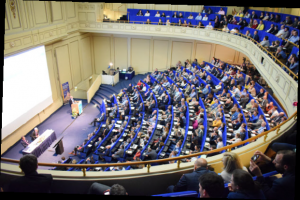 CMC 2022 Berlin, Bild zeigt einen universitären Höhrsaal, gefüllt mit Menschen, bei einem Vortrag.
